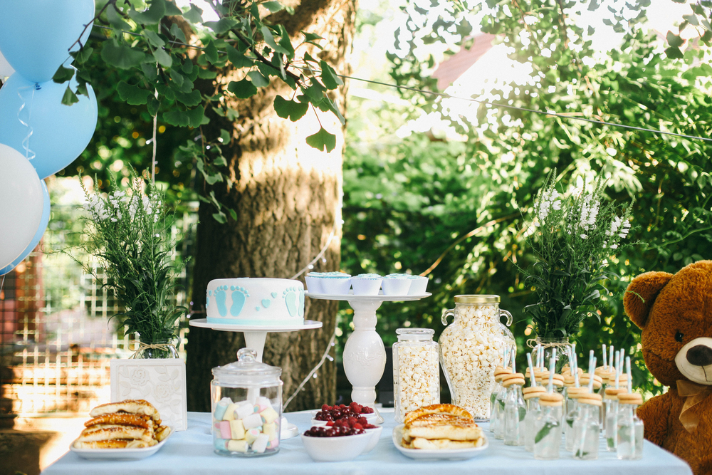 mesa parar un baby shower en el exterior