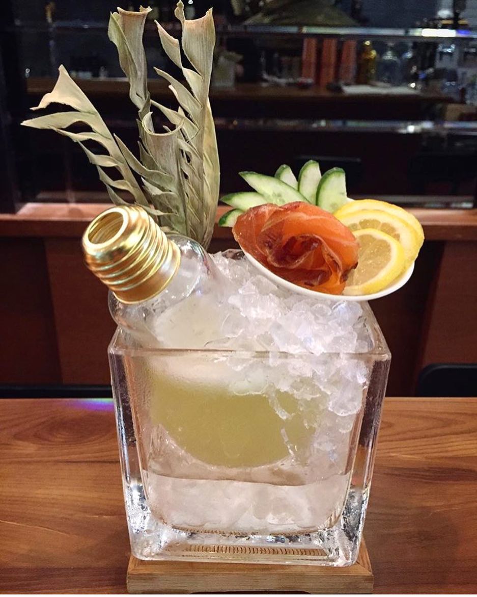 reutilizar bombillas como vasos de cocktail