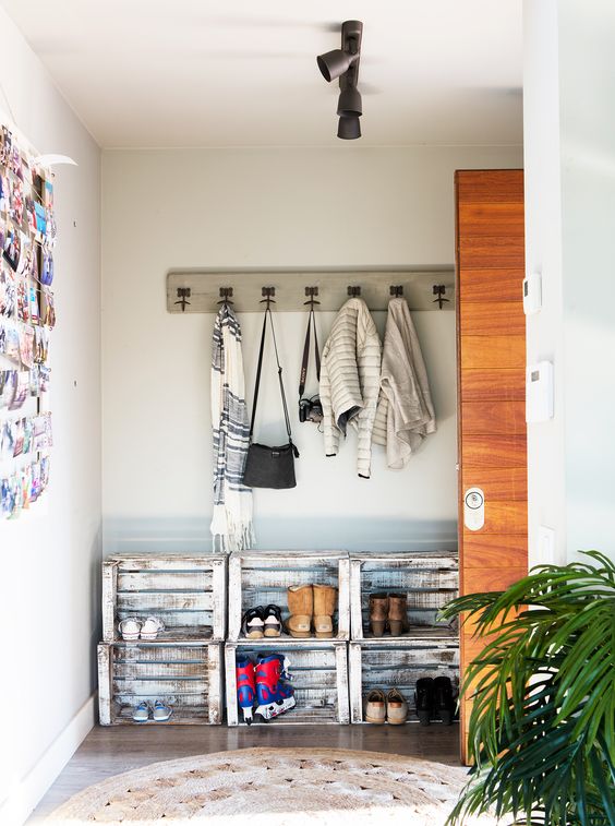 De schoenen geordend in de gang