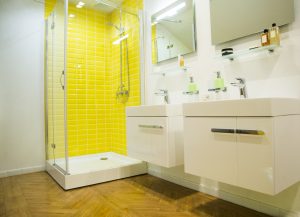 Cuarto de baño: colores vivos y originales