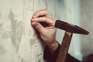 ¿Cómo clavar un clavo sin dañar la pared?