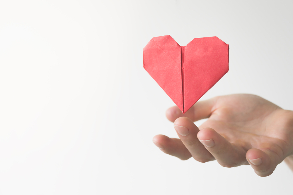 Corazón rojo de origami.