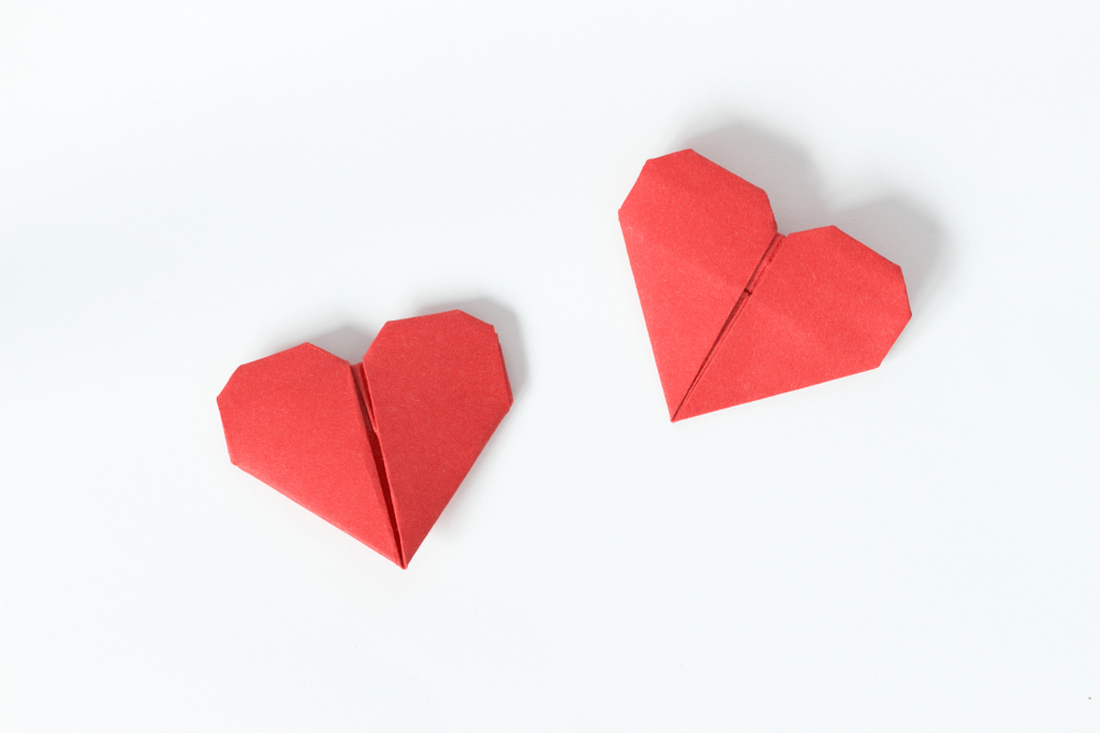 Corazones rojos de origami.