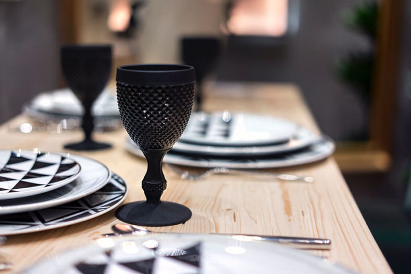 La cristalería en blanco y negro está muy de moda.