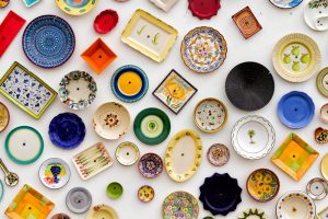 4 maneras creativas para decorar paredes con platos