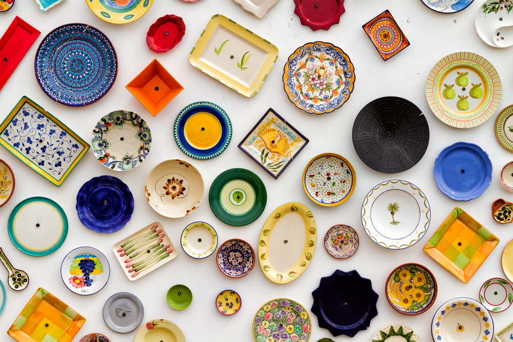 4 maneras creativas para decorar paredes con platos
