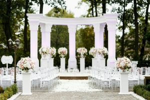 Cómo decorar el altar para una boda