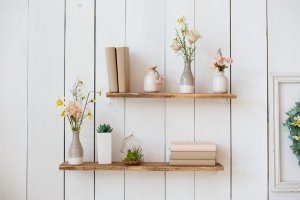 Decorar estanterías con hermosos jarrones