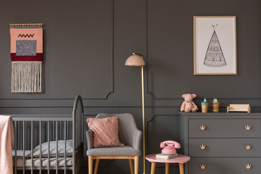 Dormitorio gris infantil.