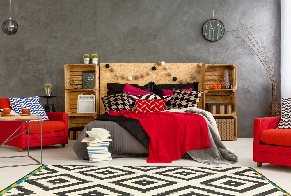 Dormitorio en tonos rojizos.