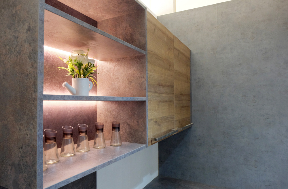 Estantería de la cocina iluminada.