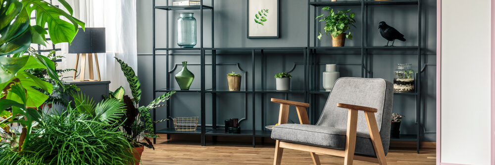 Estanterías con variedad de jarrones.