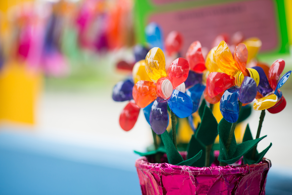 Flores hechas con botellas de plástico.