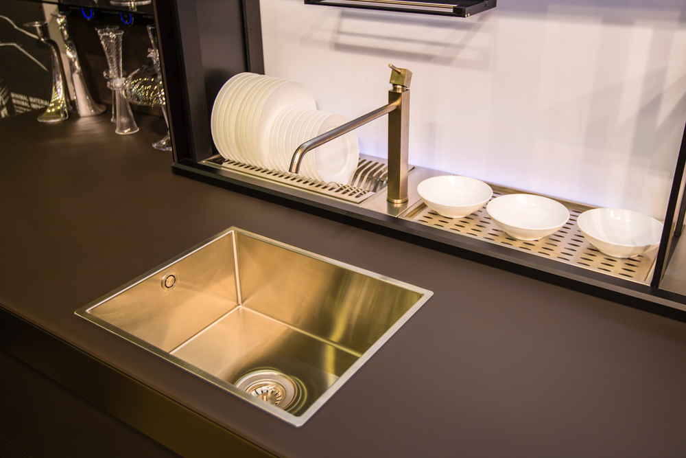 Grifería dorada industrial.