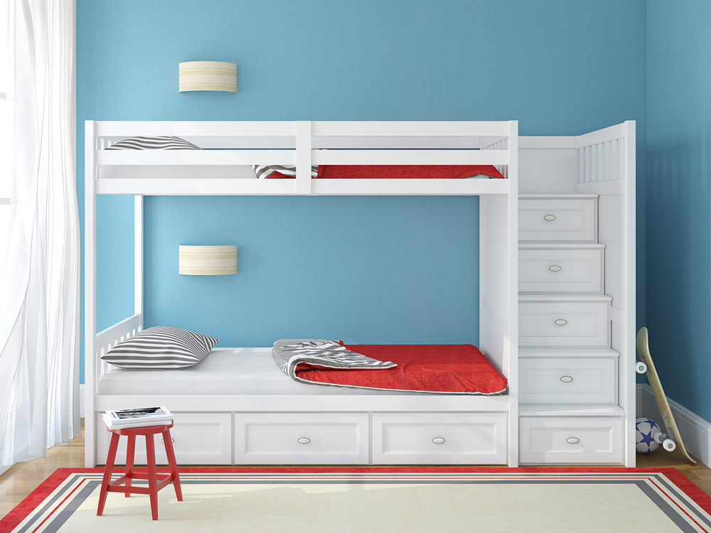 Habitación azul, roja y blanca.