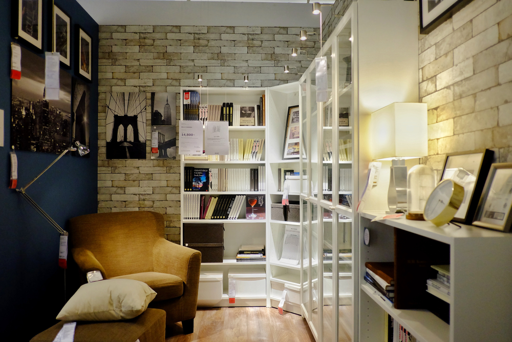 Iluminación en la estantería.