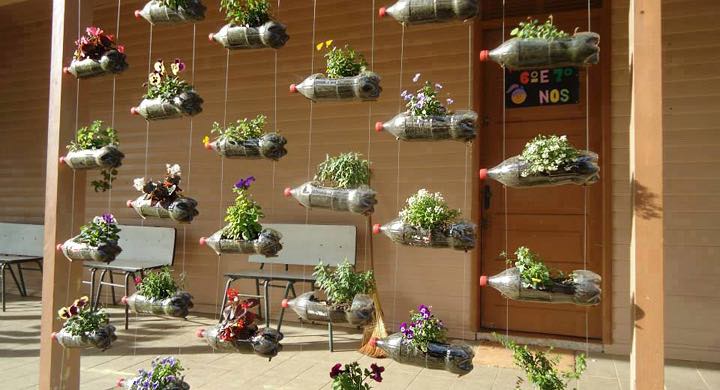 Jardines en miniatura con botellas de plástico.