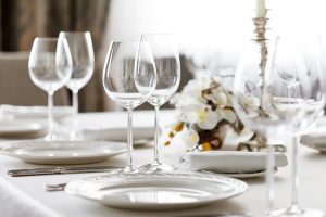 ¿Cómo montar una mesa para una cena formal?