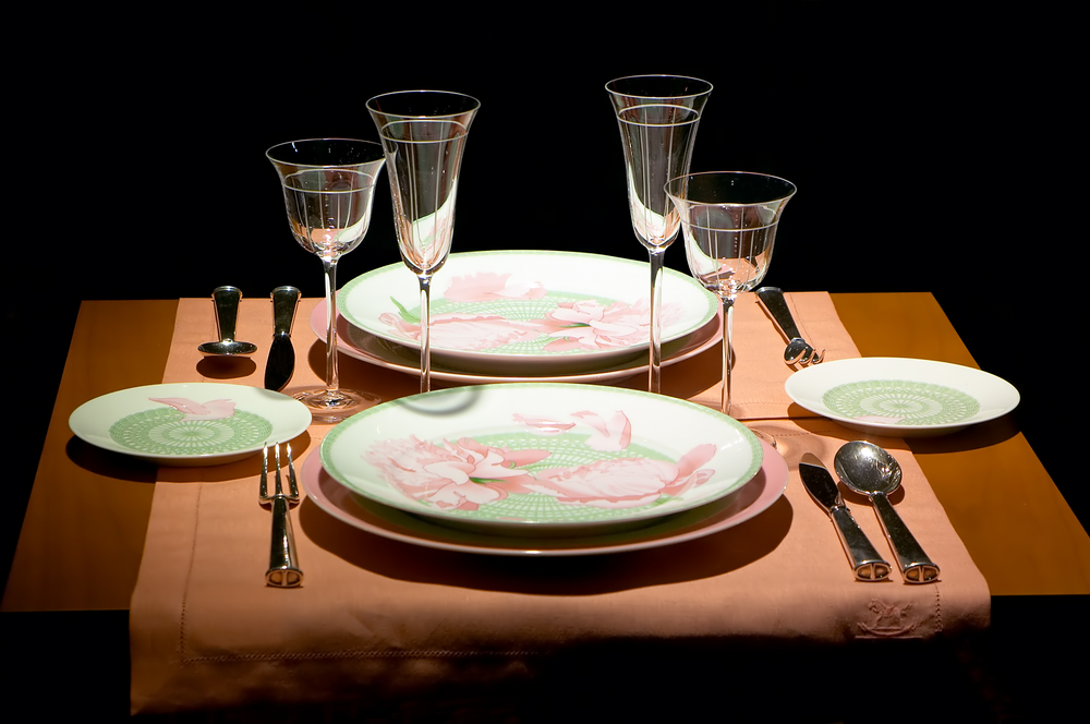 Poner la mesa según el protocolo.