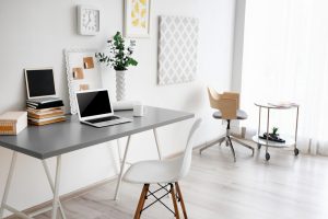 Oficina en blanco: decora de manera agradable