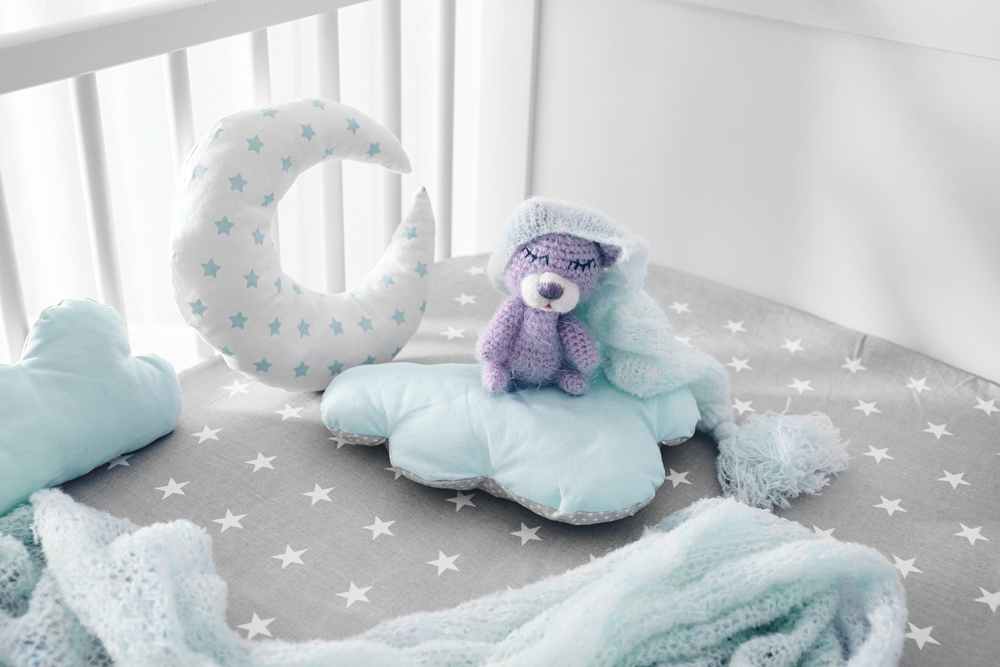 Oso de crochet sobre cuna.