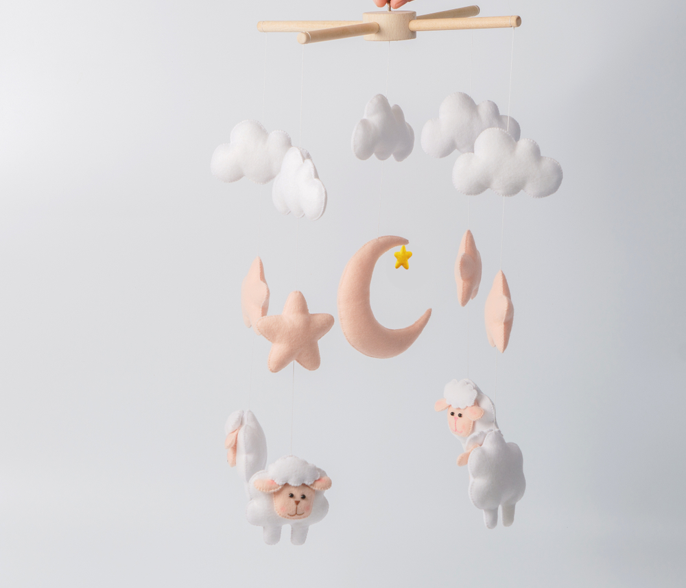 Móvil de ovejas para bebés.