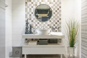 4 tips para empapelar un baño con papeles resistentes a la humedad