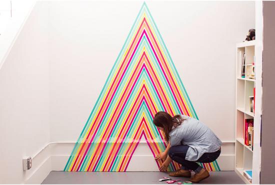 Decorar una pared con cinta washi.