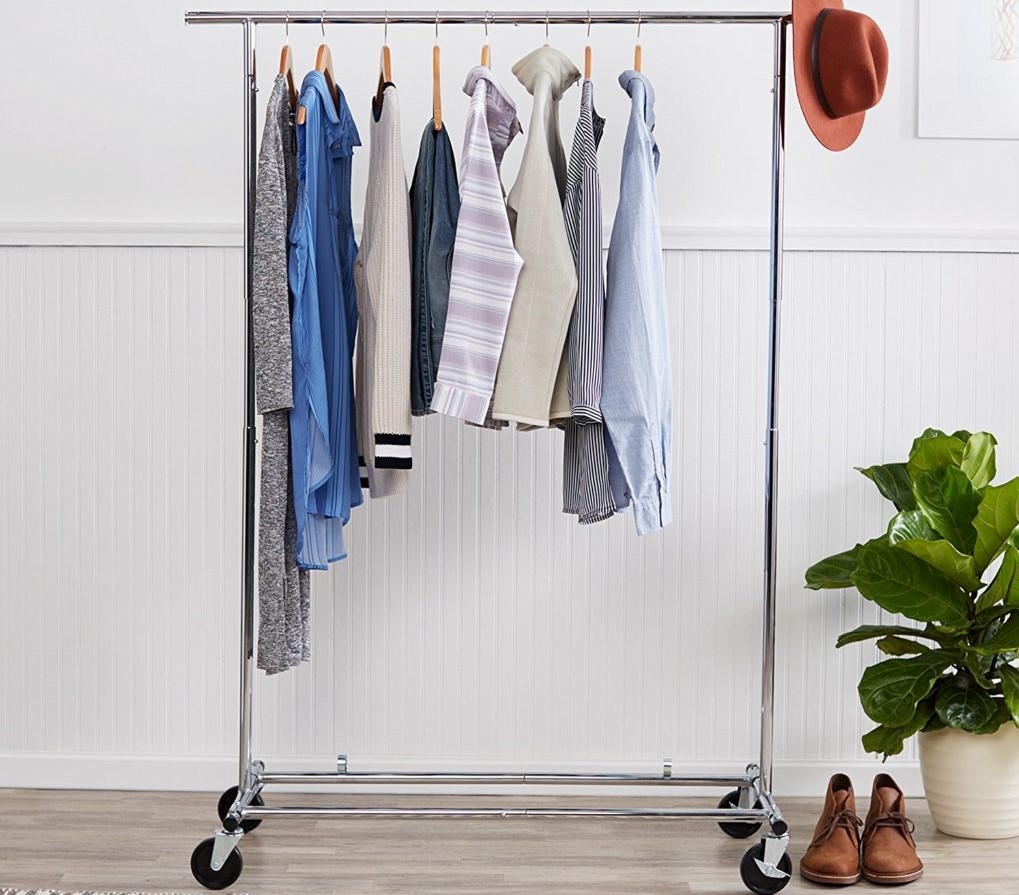 Perchero con ruedas.