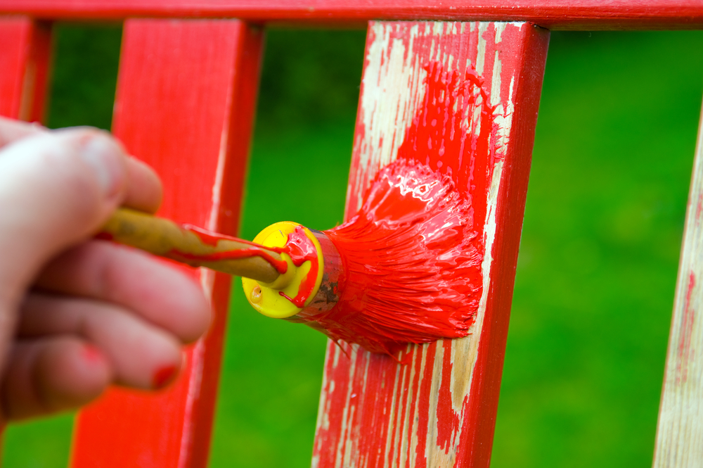 Pintar un mueble al aire libre.