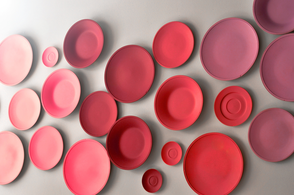 Platos ordenados por colores.