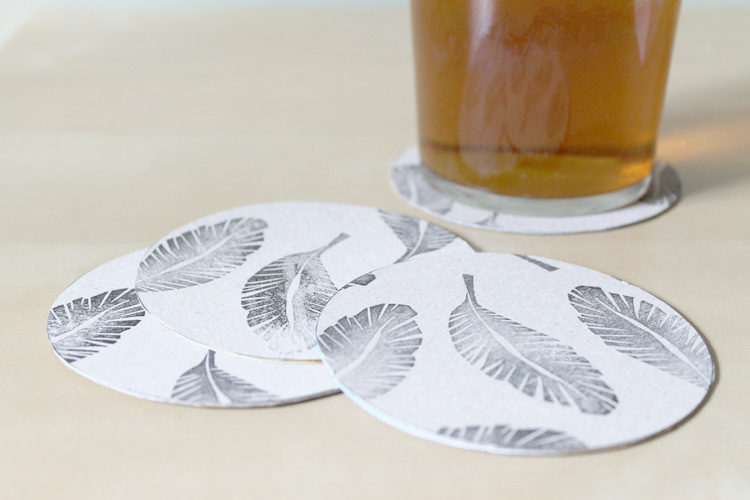 Posavasos de cartón.