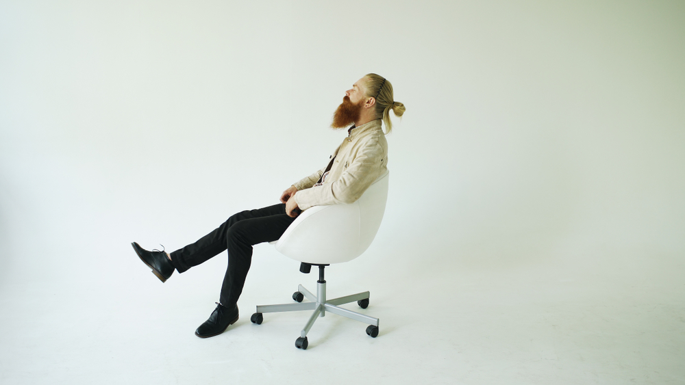 hombre en sillones giratorios