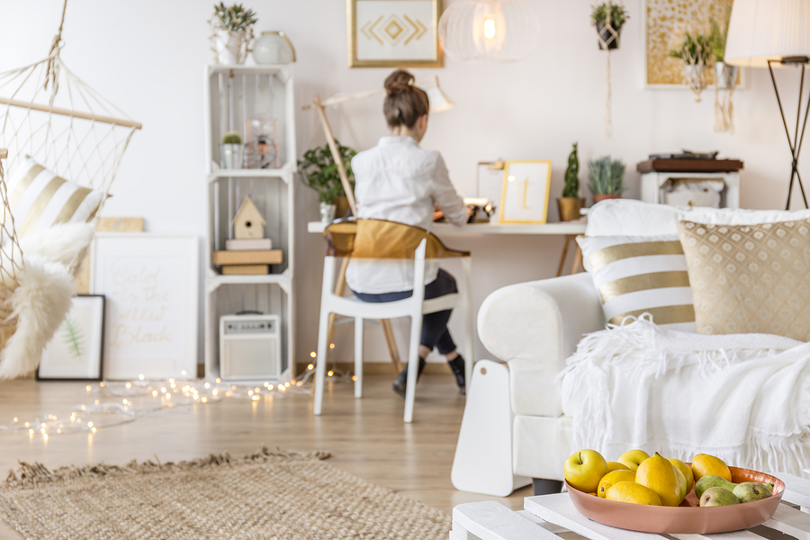 En los pisos de soltero está de moda dejar la oficina a la vista.