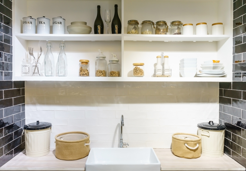 Alacena blanca abierta.