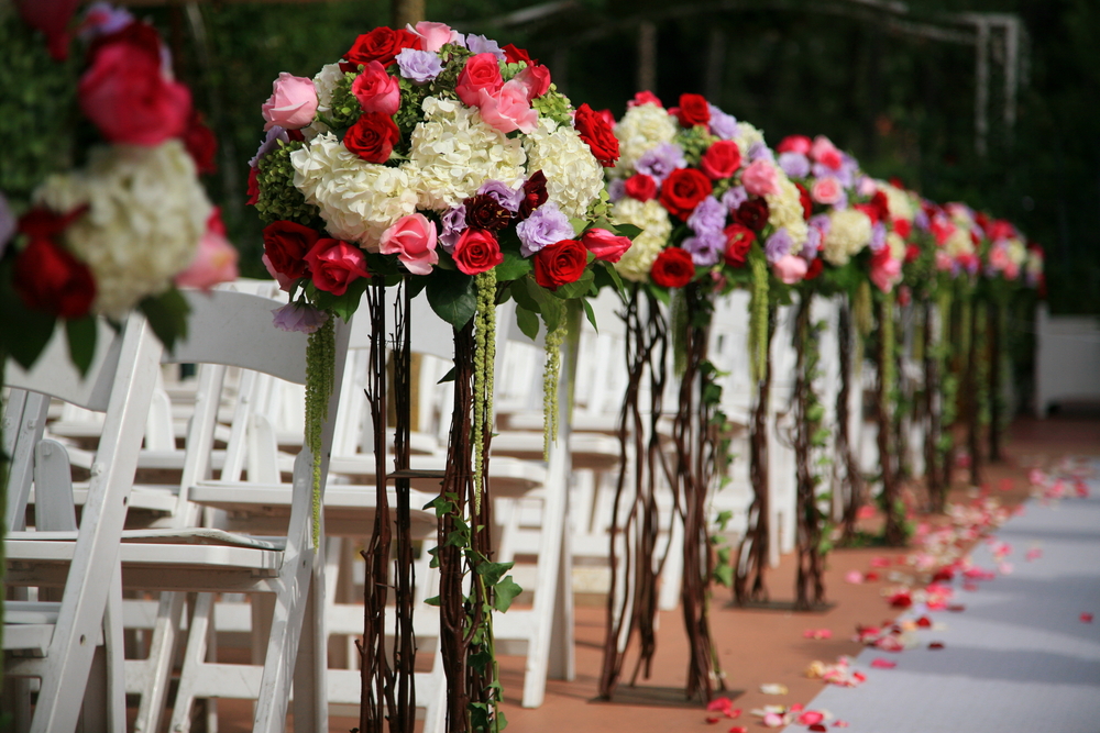 Arreglos florales para las sillas.