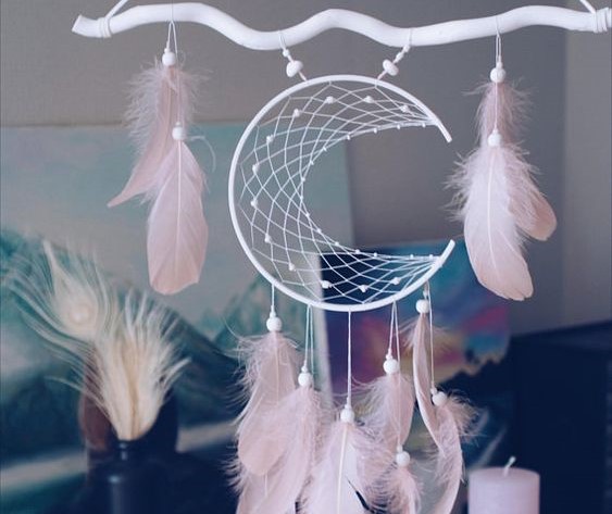 Atrapasueños con forma de luna.