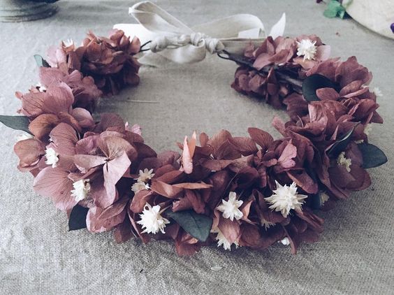 Corona otoñal hecha con hojas.