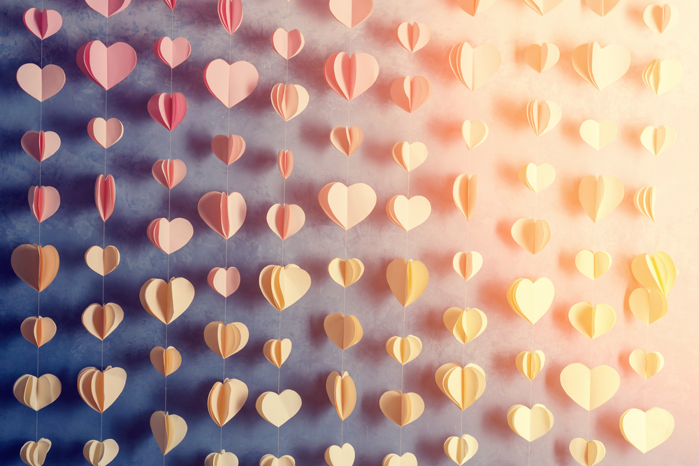 Cortina con corazones de seda.