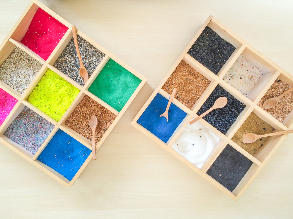 Cuadrados de arena de colores.