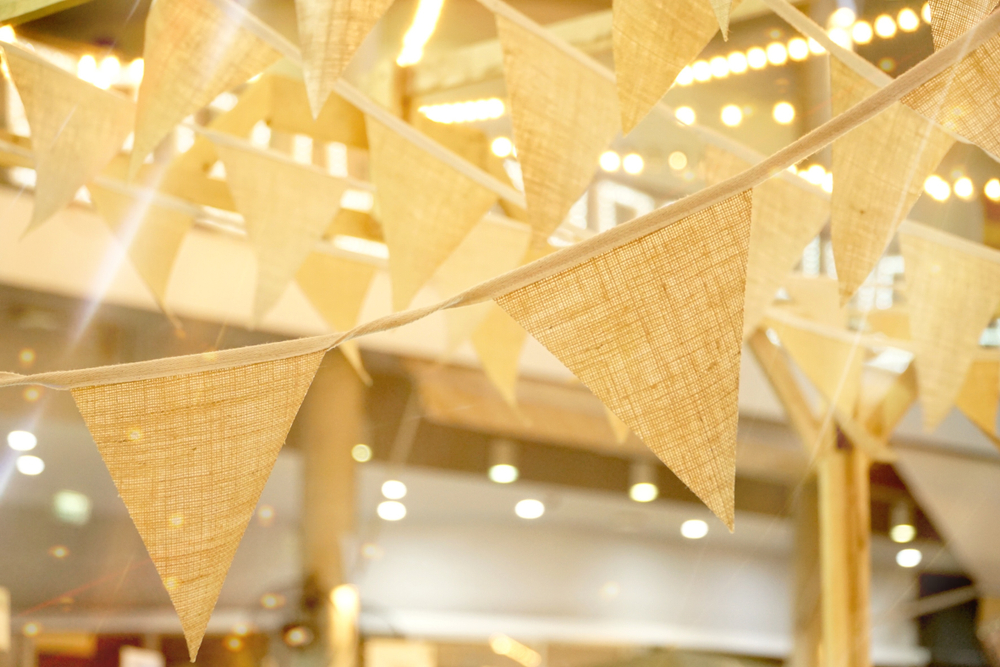 Decoración de banderines de tela.