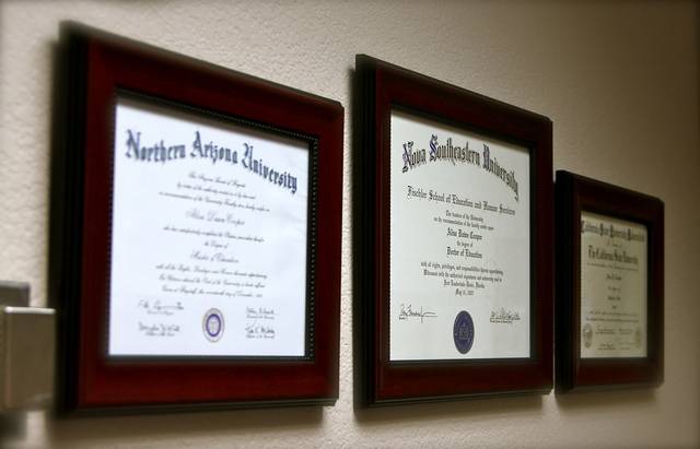 Diploma en la pared.