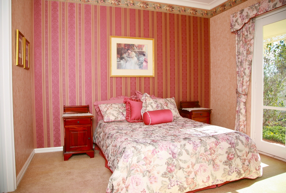 Dormitorio con diferentes estampados.