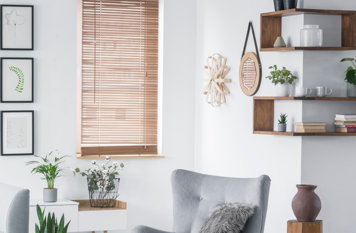 Estante esquinero para libros.