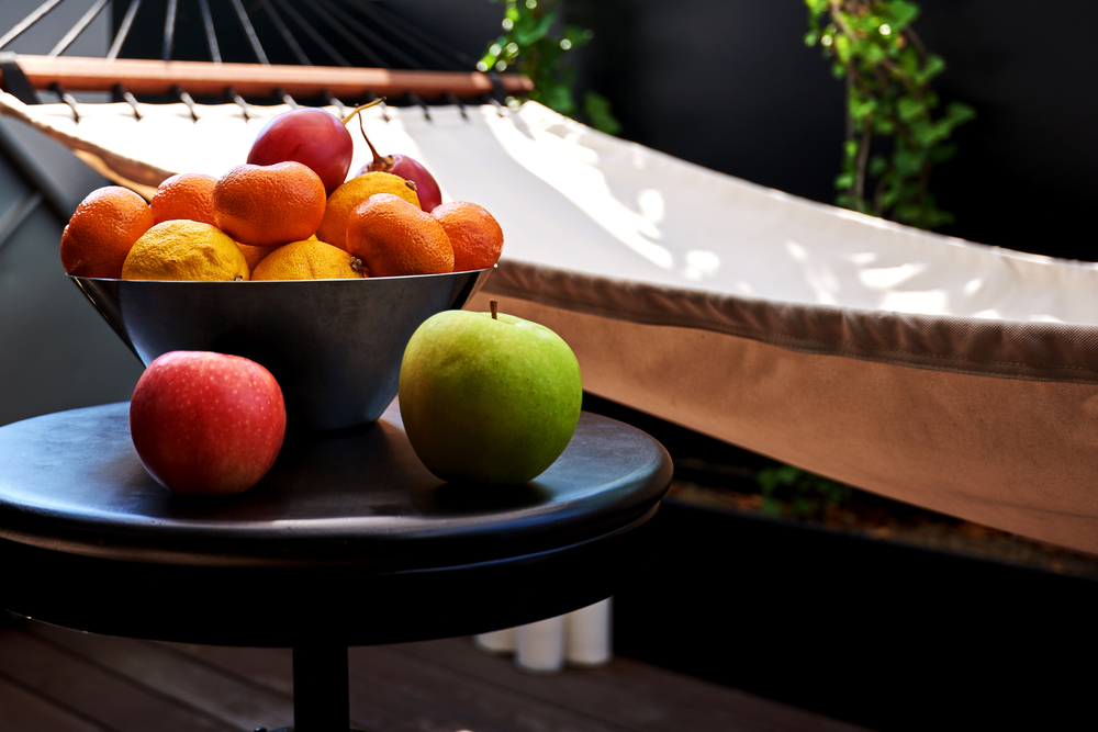 Frutero sobre mesa.