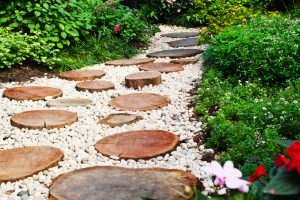 5 pasos para crear un camino de grava para tu jardín