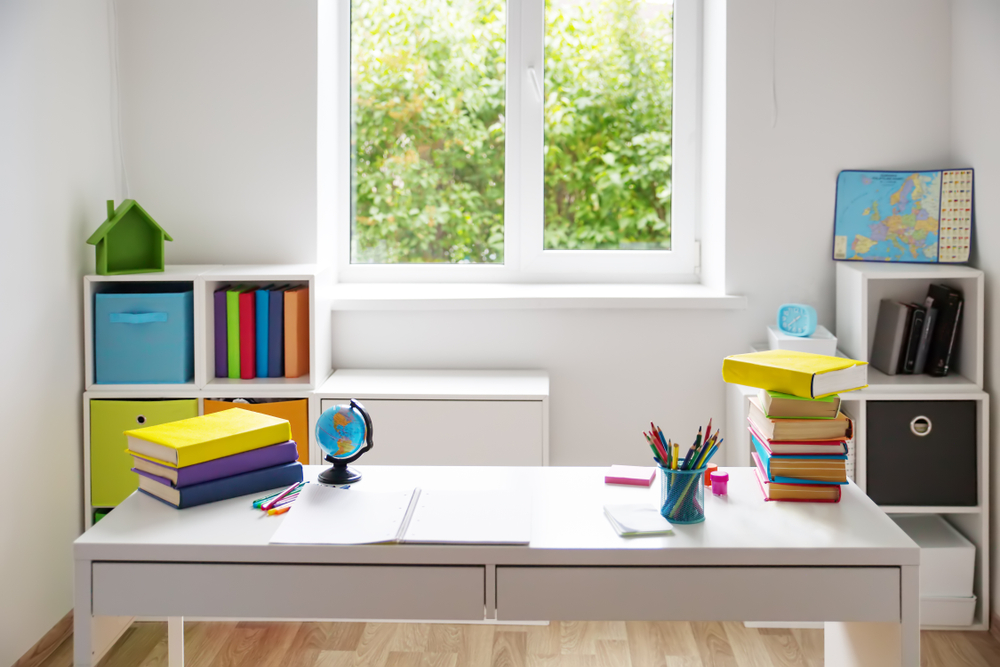 Habitación convertida en aula.