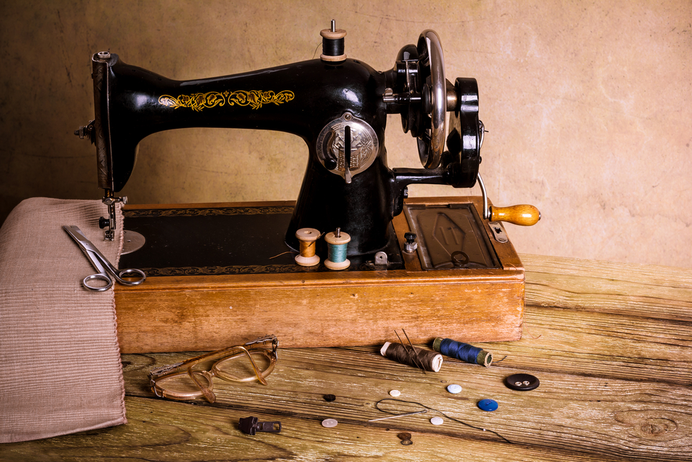 máquina de coser decorada con elementos de costura