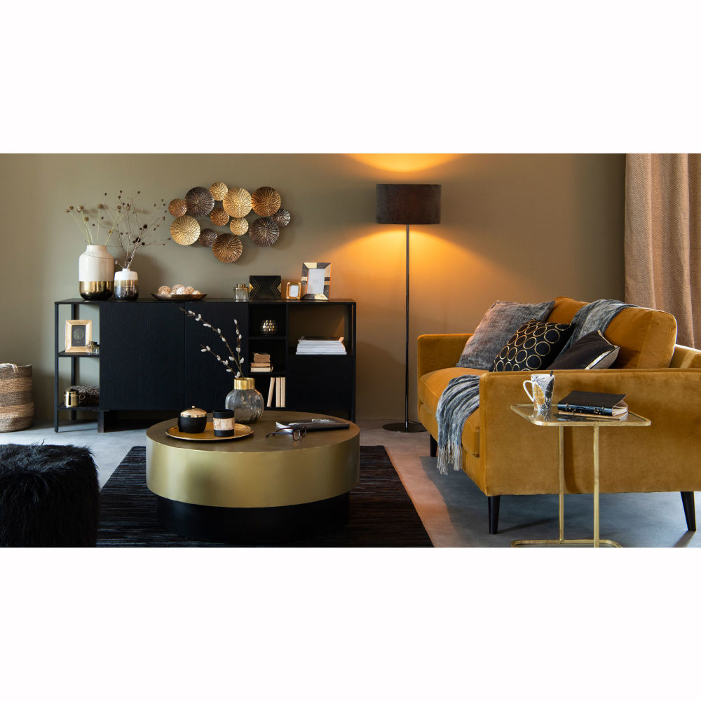 Mesa circular dorada.