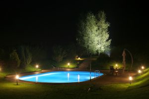 Ventajas de ponerle luces internas a la piscina